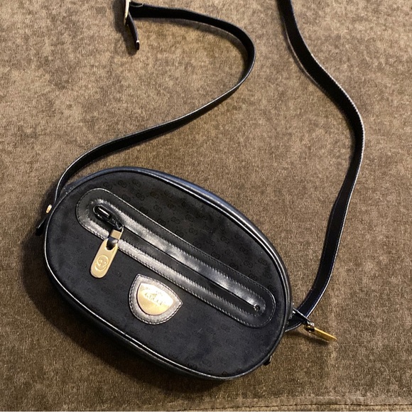 Gucci Handbags - Vintage Gucci crossbody bag!
